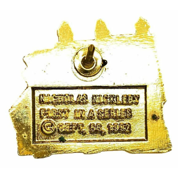 Nicholas Nickleby Dept 56 Enamel Pin Pinback 1992 Christmas Snow Village Cottage - Picture 2 of 4